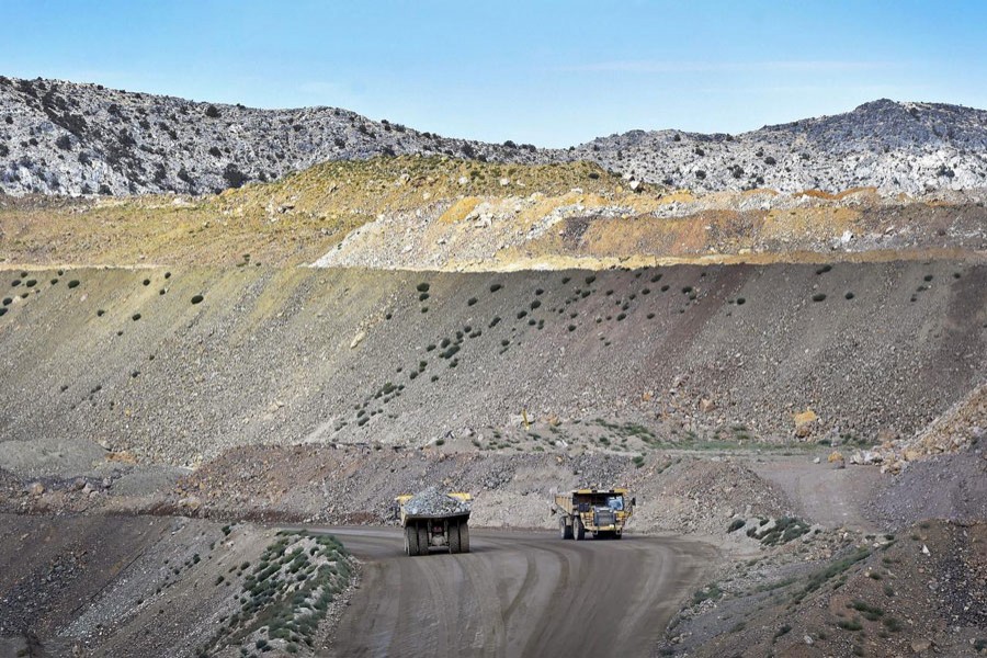 Heavy mining equipment haul ore at the Mountain Pass Rare Earth facility in Mountain Pass, California, June 29, 2015. Reuters/Files