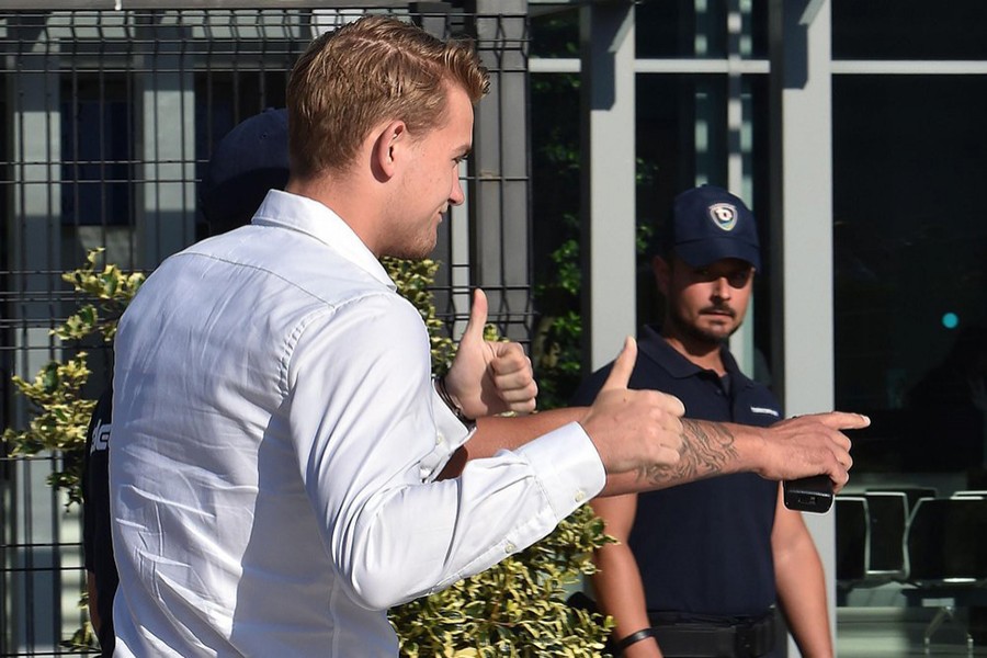 Newly hired Juventus defender Matthijs de Ligt shows the thumbs up sign upon his arrival at the club's Medical Centre in Turin, Italy on July 17, 2019 — AP photo