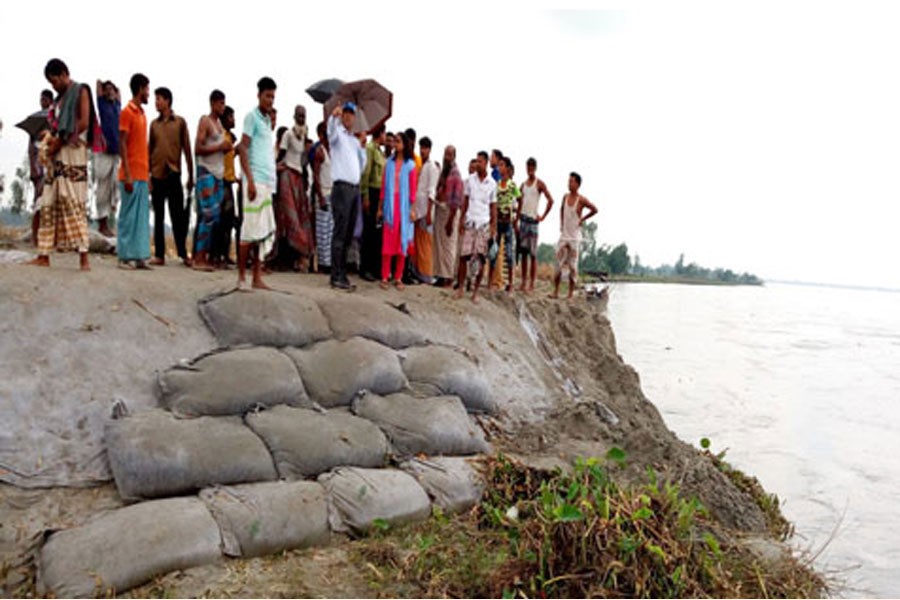 Erosion-hit people gathered on the bank of the Teesta in Gangachhara upazila of Rangpur district on Monday     	— FE Photo