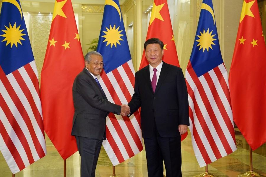 Chinese President Xi Jinping shakes hands with Malaysian Prime Minister Mahathir Mohamad before the bilateral meeting of the Second Belt and Road Forum at the Great Hall of the People in Beijing, China, April 25, 2019. Andrea Verdelli/Pool via REUTERS/File Photo