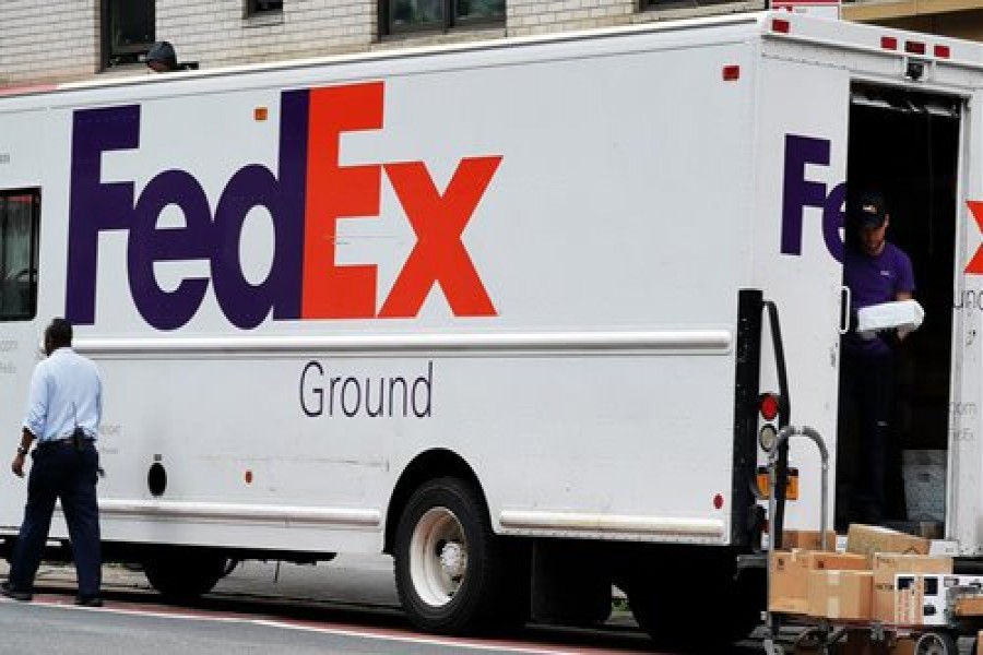 A FedEx delivery truck is pictured in Manhattan, New York on June 25. US courier delivery company FedEx Corp sued the US Department of Commerce on June 24 over a request that the package giant enforce restrictions on Chinese telecom equipment provider Huawei. Photo: Xinhua