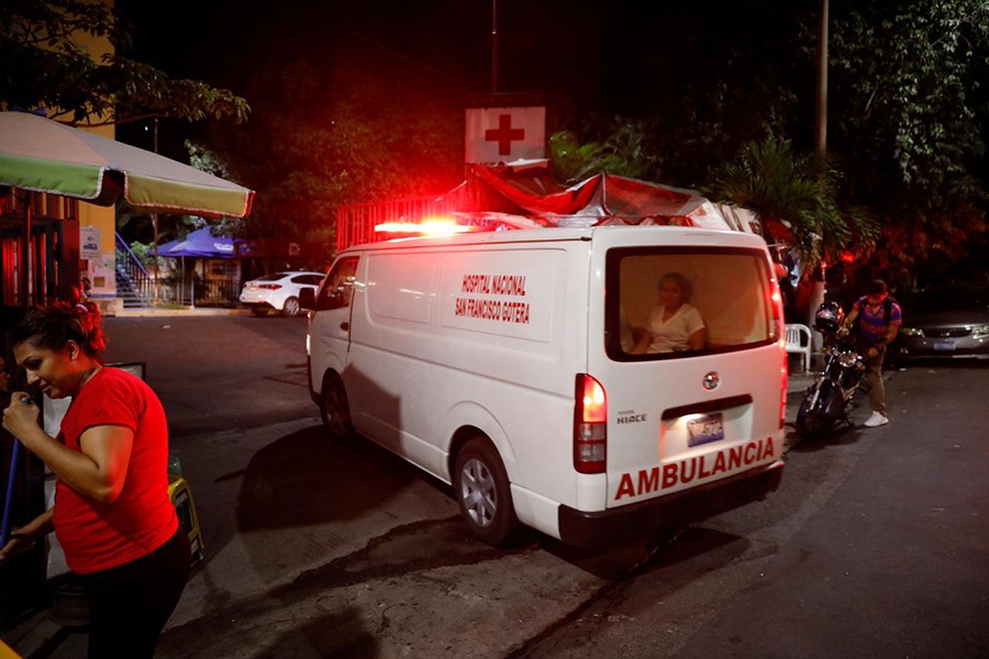An ambulance arrives to the Benjamin Bloom National Children Hospital after an earthquake in San Salvador, El Salvador on July 31, 2019 — Reuters photo