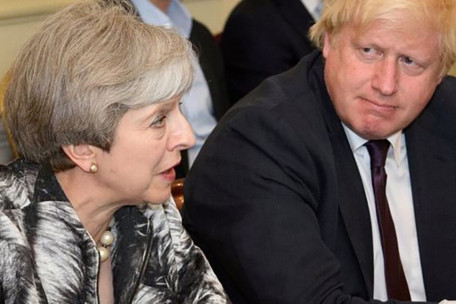 Boris Johnson (right), then foreign secretary, left the government of Theresa  May in 2018 over  her Chequers Brexit plan.                 —Photo: Reuters