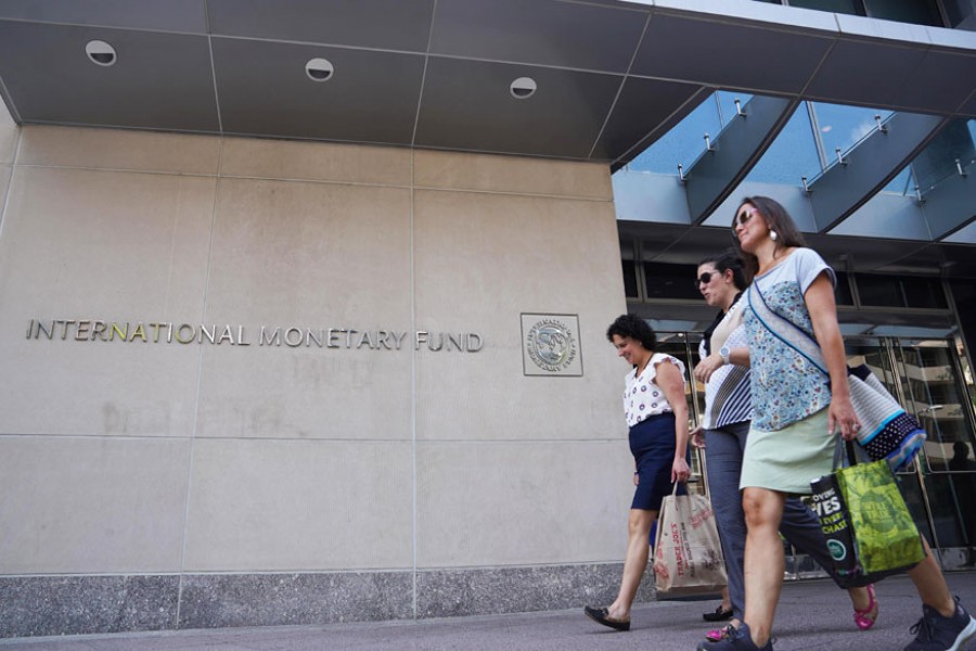 People walk past the headquarters of the International Monetary Fund (IMF) in Washington D.C., the United States, on August 9, 2019: Xinhua