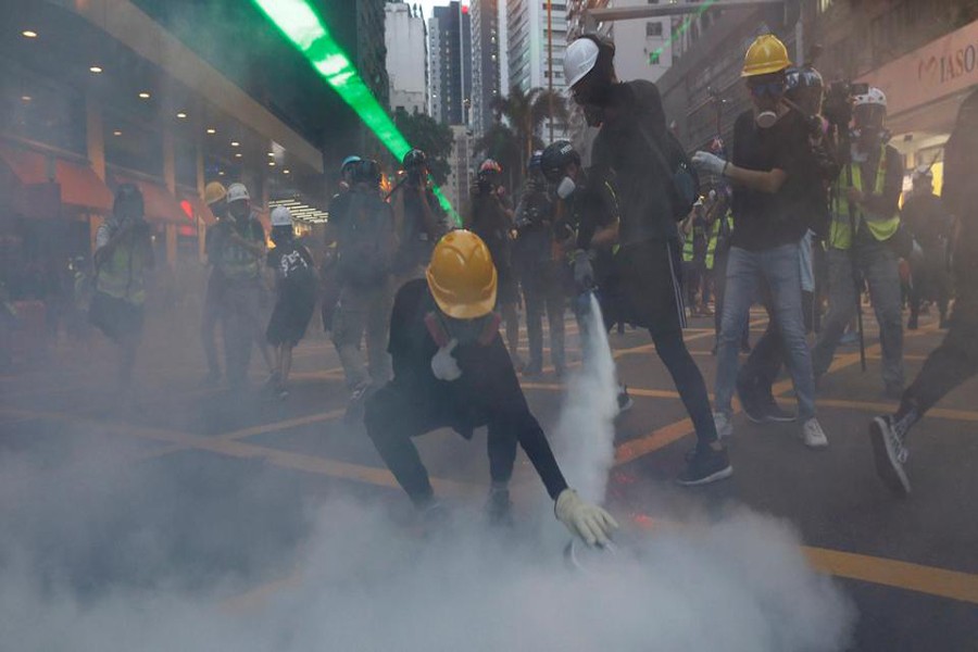 Police, protesters clash in downtown HK