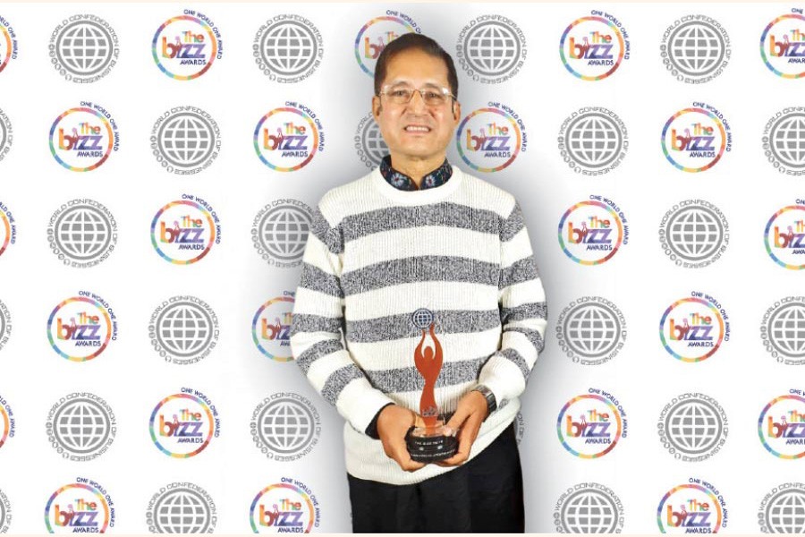 Chairman of Dhaka Mercantile Co-operative Bank Ltd. (DMCB) Group Captain (Retd) Abu Zafar Chowdhury posing with the BIZZ AWARD-2019 given to the bank by World Confederation of Business (WORLDCOB) at a programme in the USA recently