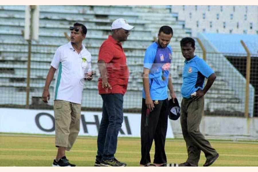 Bangladesh captain Shakib Al Hasan examining the Zahur Ahmed Chowdhury Stadium pitch in Chattogram on Wednesday	— bdnews24.com