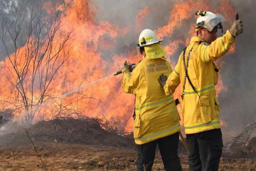 Australia evacuates hundreds from coastal blazes   