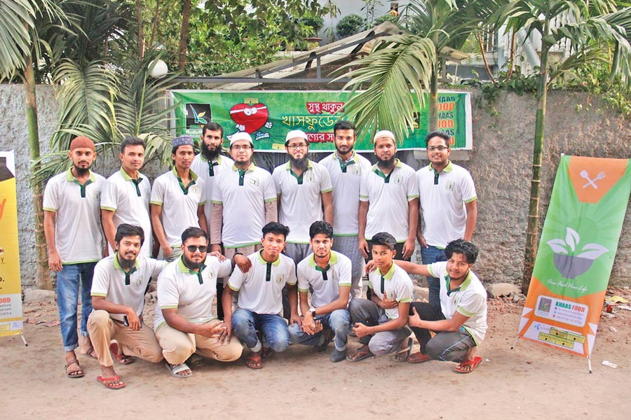 The team of KhaasFood: Habibul Mustafa Arman, the interviewee, is fifth from left in the  second row (standing)