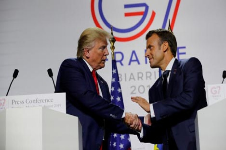 MACRON PUSHES FOR SUMMIT BETWEEN US, IRANIAN PRESIDENTS IN G7 SPEECH: French President Emmanuel Macron shakes hands with US President Donald Trump at the end of the G7 summit in Biarritz, France, August 26, 2019.      — Photo: Reuters