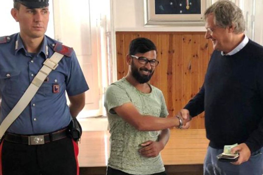 Mossan Rasal (centre) was able to deliver the wallet - and its contents - to the rightful owner, Photo Source: Italian Carabinieri