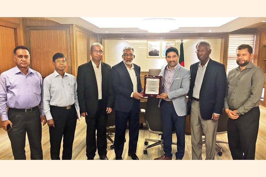 A delegation of Venture Capital and Private Equity Association of Bangladesh (VCPEAB), led by Shameem Ahsan (3rd from right), Chairman of VCPEAB, met Md. Sirazul Islam (4th from right), Executive Chairman, Bangladesh Investment Development Authority (BIDA), at the latter's office in the capital on Monday