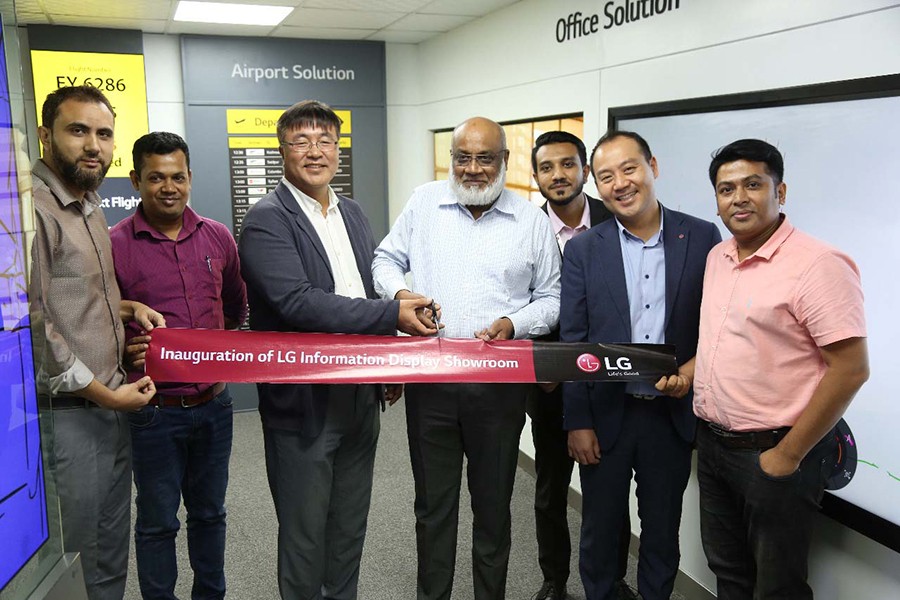 LG Bangladesh managing director Mr D K Son (third from left) and its distributor Global Brand Pvt Ltd's chairman Mr Abdul Fattah (fourth from right) seen at the ribbon cutting ceremony