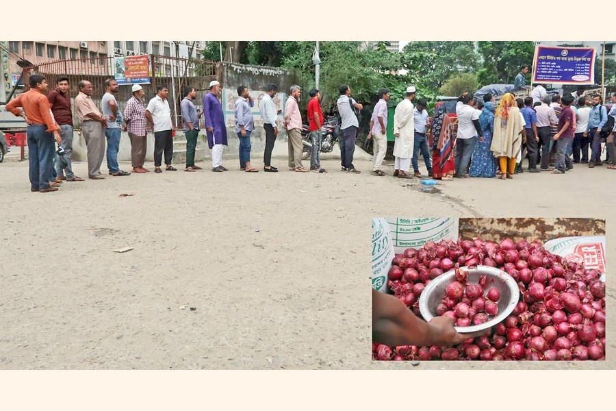Consumers standing in a long line for purchasing subsidised onion of the Trading Corporation of Bangladesh meant for open market sale by a truck in the city's Motijheel area on Monday — FE photo