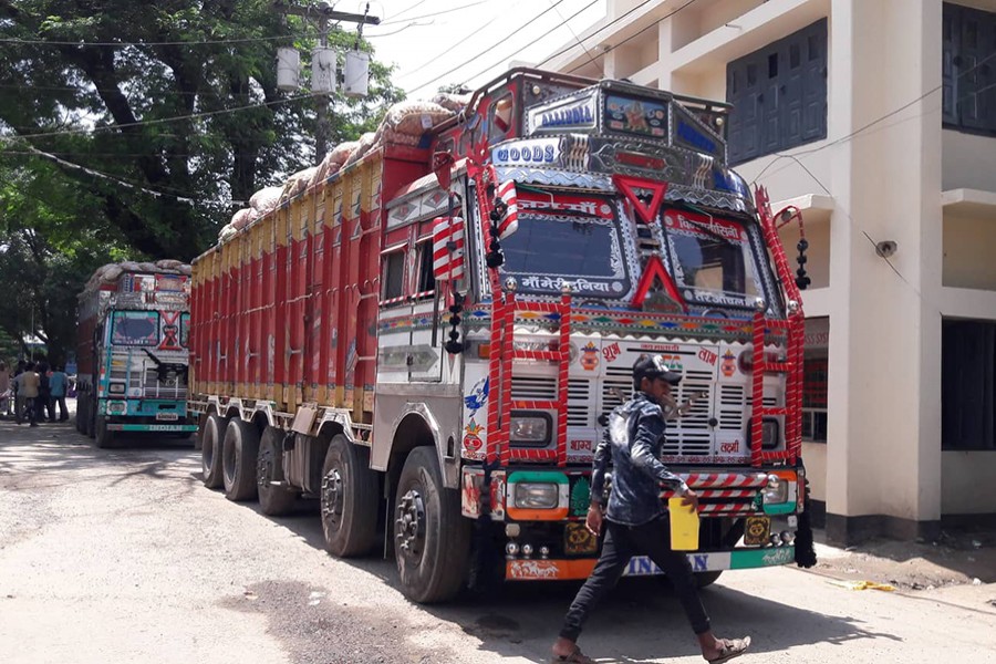 60 trucks containing over 1,500 mts of onion started entering Bangladesh on Friday, October 4, 2019 — UNB photo