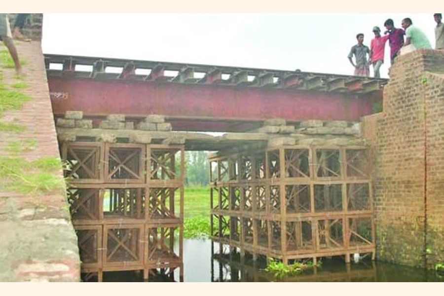 A view of the dilapidated railway bridge at Mohishakhola Kamarpara in Koyra union under Ullapara upazila of Sirajganj district 	— FE Photo