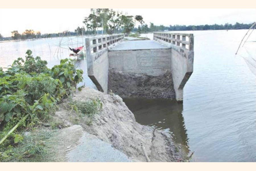 A view of the dilapidated condition of the Sujaitpur-Baluahat connecting bridge over the Goborchapa Canal under Sonatola upazila in Bogura district 	— FE Photo