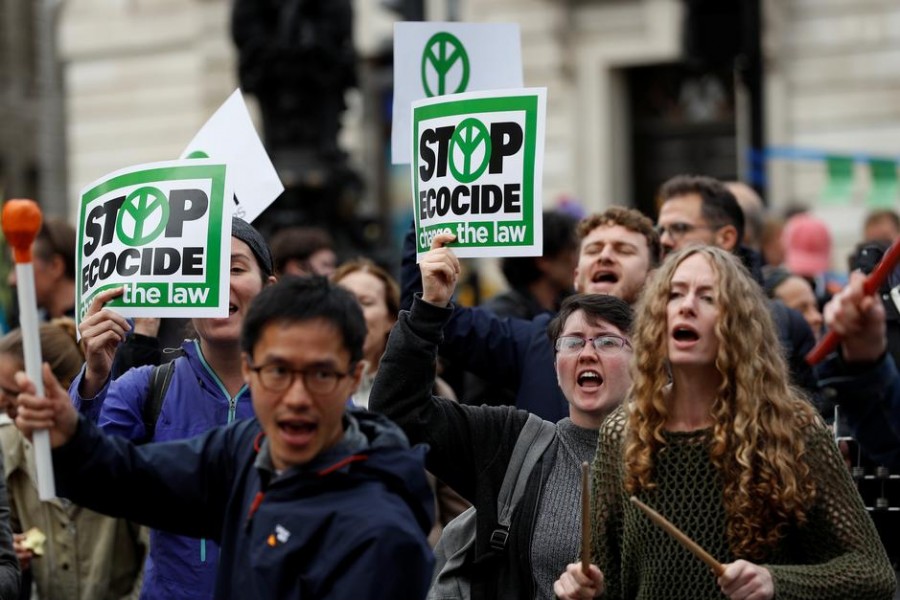 Extinction Rebellion protesters demonstrate at Trafalgar Square in London, Britain October 7, 2019. REUTERS/Peter Nicholls