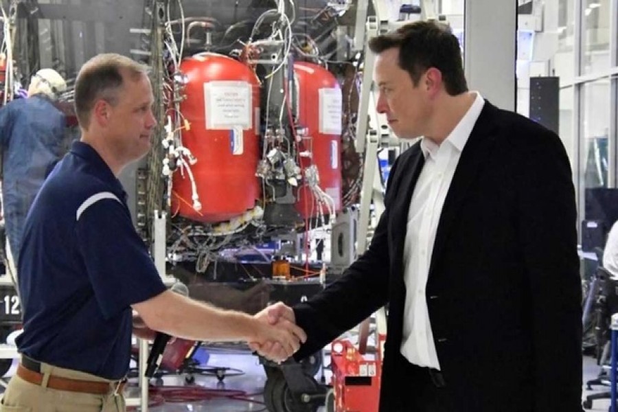 NASA Administrator Jim Bridenstine (L) and SpaceX Chief Engineer Elon Musk shake hands after a tour of SpaceX headquarters in Hawthorne, California, US, Oct 10, 2019. REUTERS