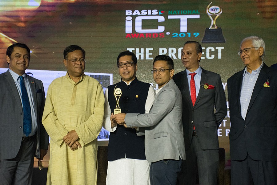 Mirajul Huq, CEO of Bagdoom receiving the award from Mr. Farhad Hossain, State Minister for Public Administration.