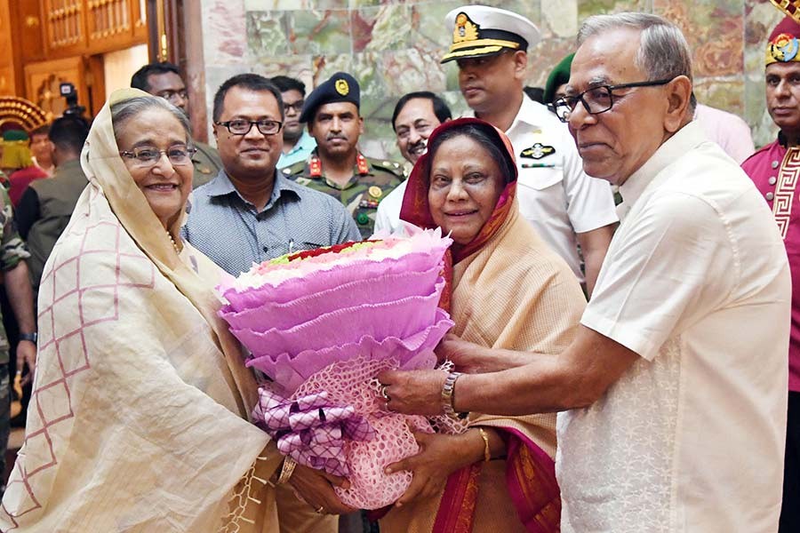 President M Abdul Hamid and his spouse Rashida Khanam receiving Prime Minister Sheikh Hasina on Wednesday evening as the prime minister arrived at the Bangabhaban to make a courtesy call on the head of the state. -Focus Bangla Photo