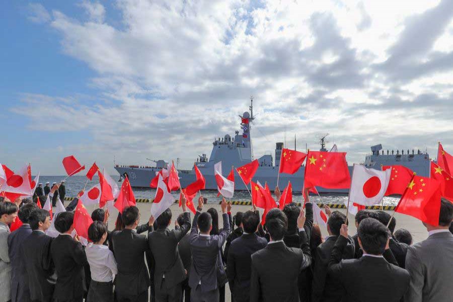 People attend a welcoming ceremony for the Chinese naval destroyer Taiyuan at a dock in Kanagawa Prefecture in Japan on Oct 10, 2019. (Xinhua/Ma Caoran)