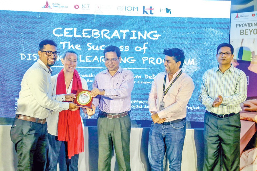 Parthapratim Deb, executive director, Bangladesh Computer Council (third from left) giving crest to Masum Al Reza, national programme coordinator, IOM Bangladesh (first from left) at the celebration event of completion of the Digital Island-Moheshkhali Project