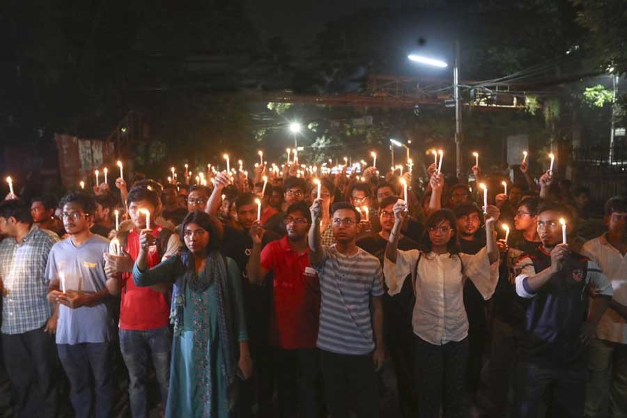 BUET students marched in a silent procession carrying lit-up candles on the campus on October 08, 2019 to register their protest against the murder of their peer Abrar Hossain.                —Photo: bdnews24.com