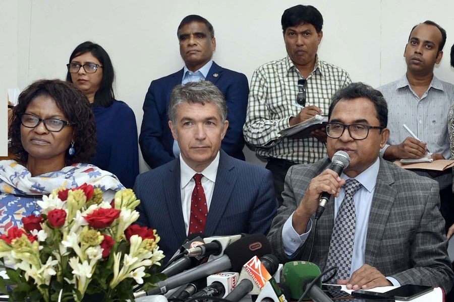 Finance Minister AHM Mustafa Kamal briefing reporters after a meeting with World Bank executive directors at Sonargaon Hotel in the city on Sunday — PID