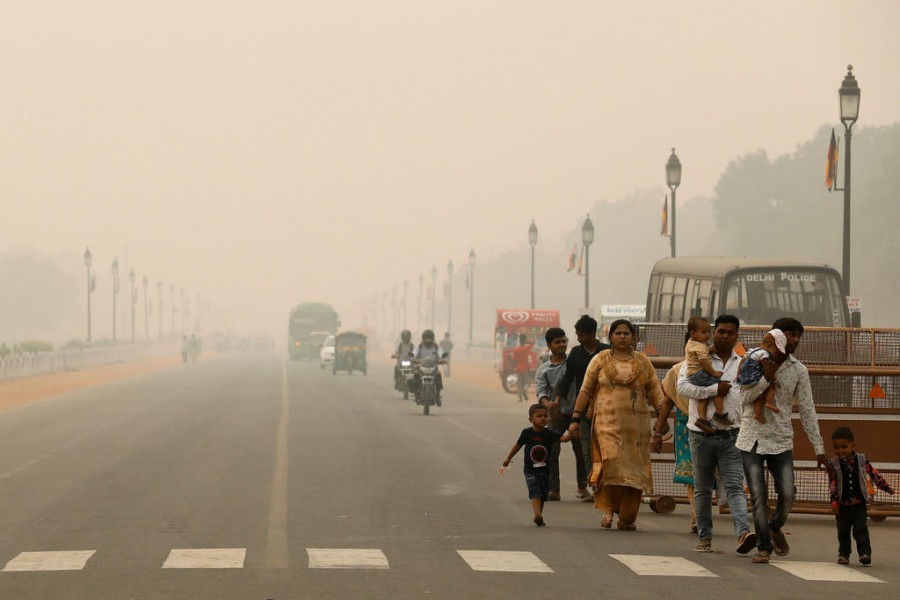 People walk on the Rajpath on a smoggy day in New Delhi. Photo: Reuters