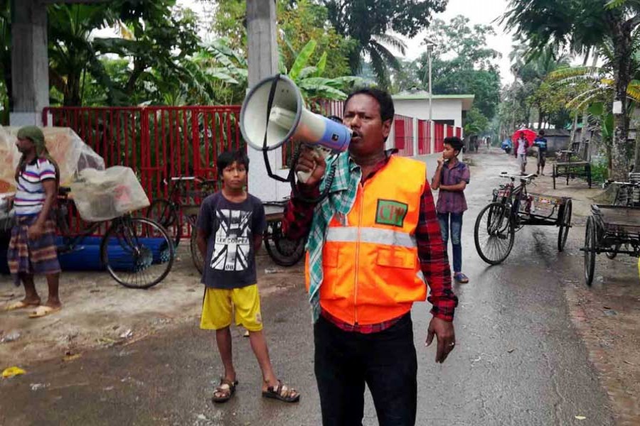 A volunteer of Cyclone Preparedness Programme (CPP) announces over loud speaker at Sarankhola upazila in Bagerhat on Friday afternoon, Nov 08, 2019. Photo: UNB