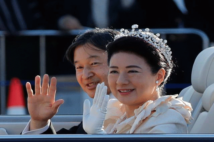 Imperial couple of Japan rides through Tokyo in grand enthronement parade