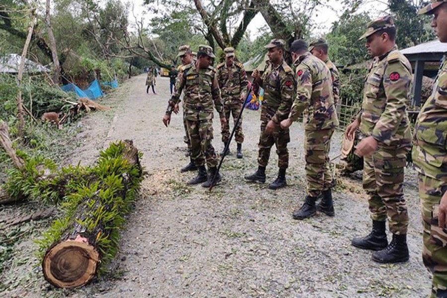 Members of Bangladesh Army removing an uprooted tree from a road in Satkhira as cyclone ‘Bulbul’ lashes coastal districts early Sunday