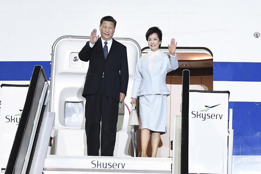Chinese President Xi Jinping and his wife Peng Liyuan disembark from the airplane upon their arrival at the airport in Athens, Greece, November 10, 2019. Photo: Xinhua