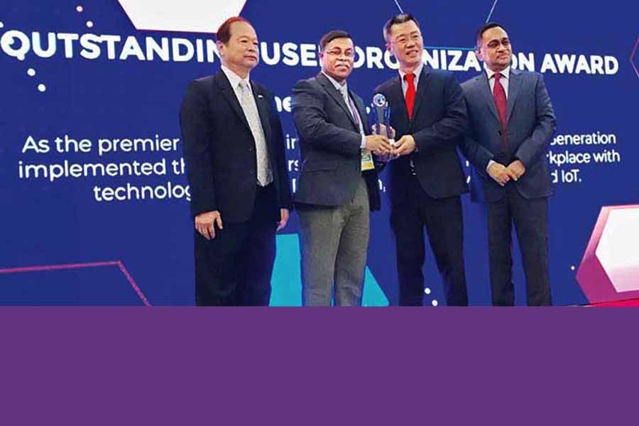 SM Ashraful Islam (2nd from left), Executive Vice Chairman of eGeneration, received the award on behalf of the company from David Wong, Chairman, ASOCIO in an event held in Kuala Lumpur, Malaysia on Tuesday