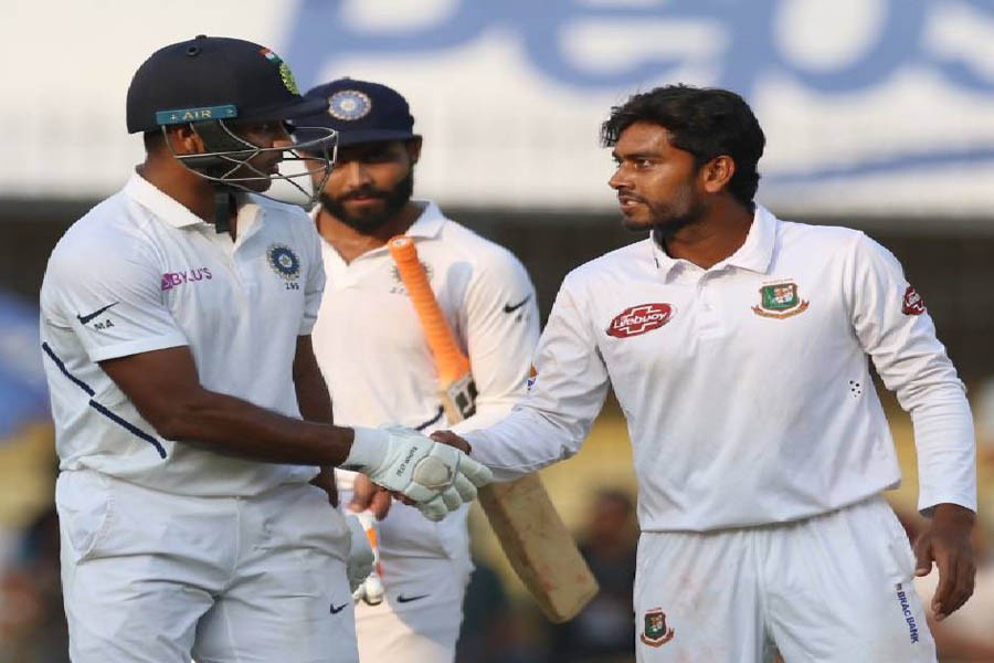 India extends lead to 343 at end of day 2