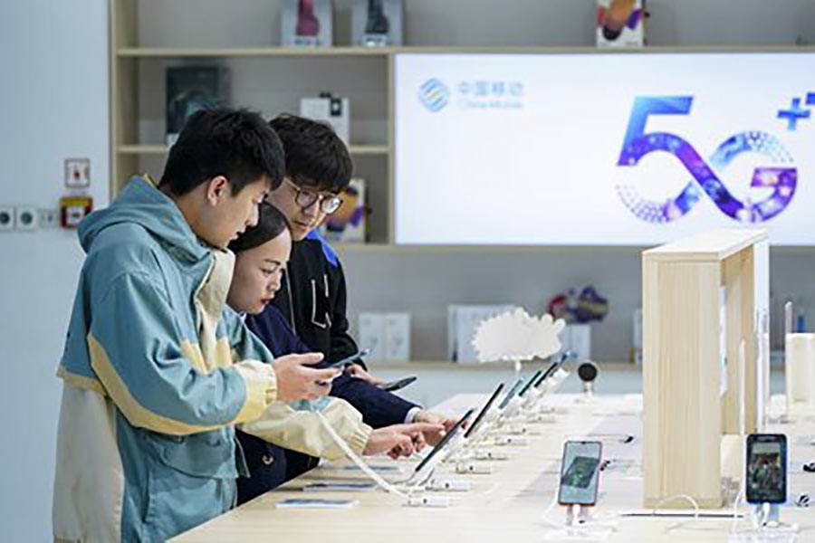 Consumers experiencing 5G mobile phones at a business hall of China Mobile Beijing Branch in Beijing, capital of China last month. Photo: Xinhua