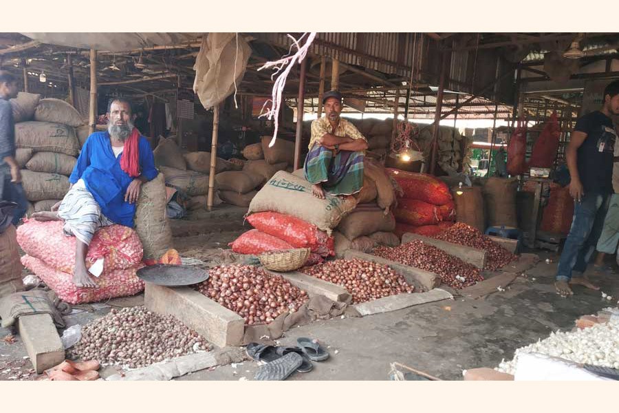 Onion sellers at the Khulna town's Sonadangga Kancha Bazar waiting for buyers at their shops 	— FE Photo