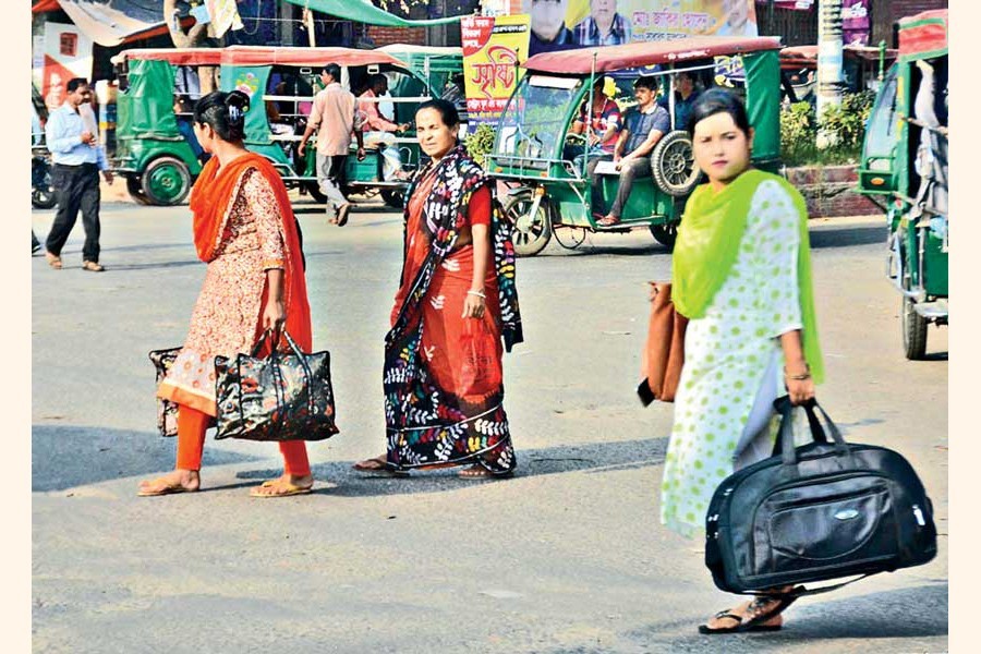 Passengers suffer a lot as bus workers in Khulna went on an indefinite strike on Monday in protest against the enforcement of the Road Transport Act 2018 — Focus Bangla