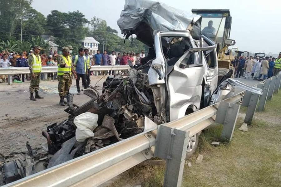 Road crash in Munshiganj claims lives of nine people