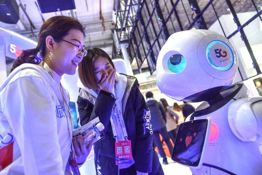 Visitors watch a 5G robot during the 2019 World 5G Convention in Beijing, capital of China, Nov. 21, 2019. (Xinhua/Peng Ziyang)
