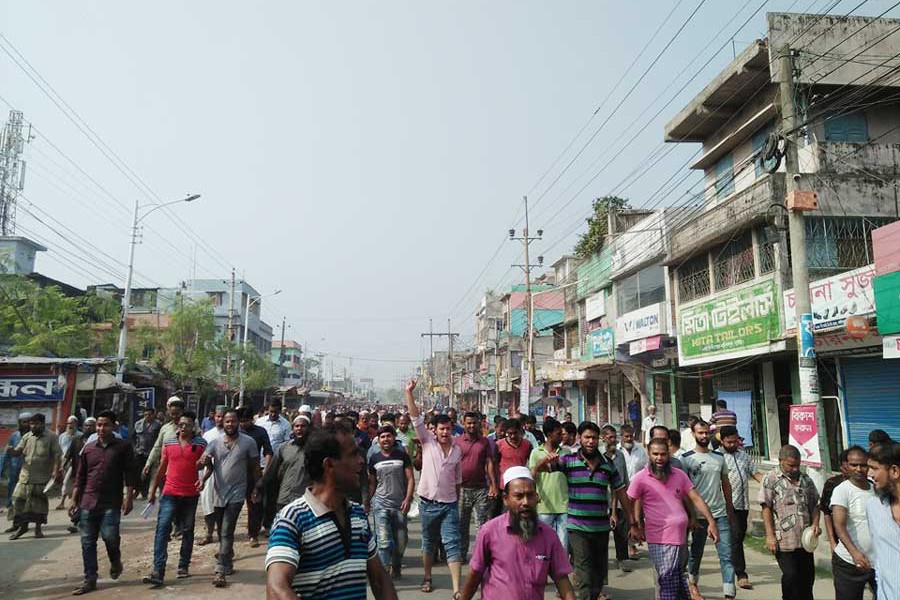 Khulna state-owned jute mill workers brought out a hunger procession in the Khalishpur industrial area in the city on Monday  	— FE Photo