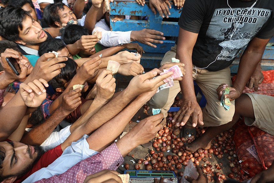 Consumers' frantic efforts to purchase onion at lower prices from a TCB-operated truck in the capital recently amid the soaring prices of the essential in the kitchen market — FE/Files