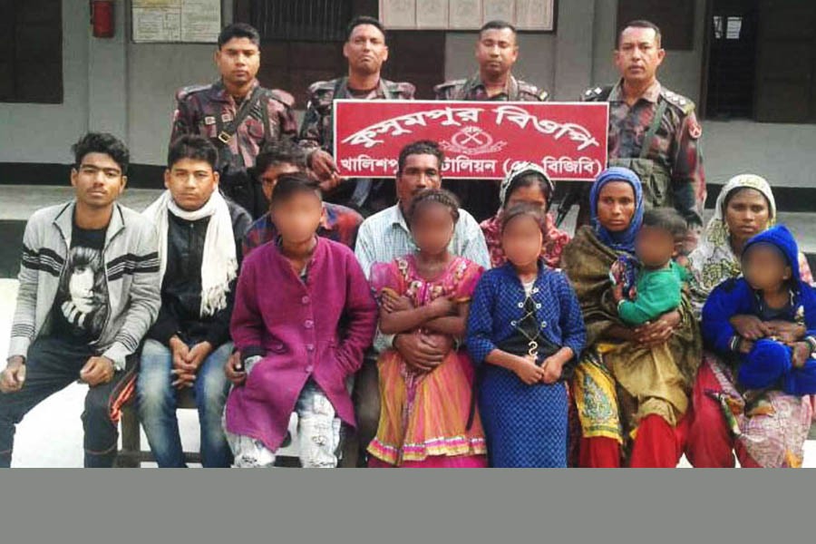 BGB detains 12 Bangladeshis returning from India