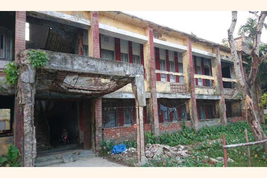 A partial view of the government residential building in Dacope upazila of Khulna showing the cracks	— FE Photo