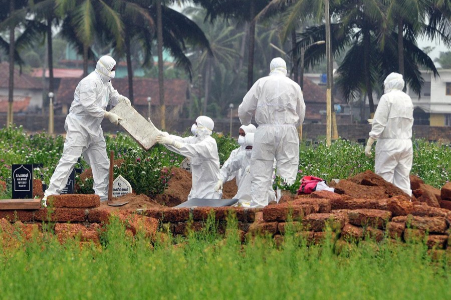 Doctors and relatives wearing protective gear dig a grave to bury the body of a victim, who lost his battle against the brain-damaging Nipah virus, during his funeral at a burial ground in Kozhikode, in the southern Indian state of Kerala, May 24, 2018. Reuters/File Photo