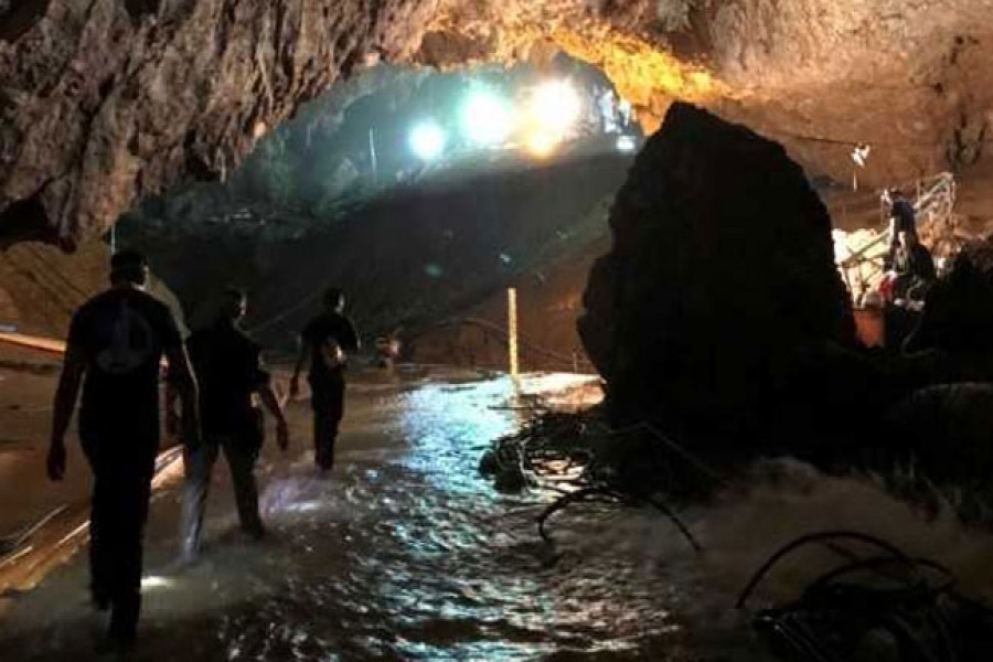 Thai cave rescuer dies