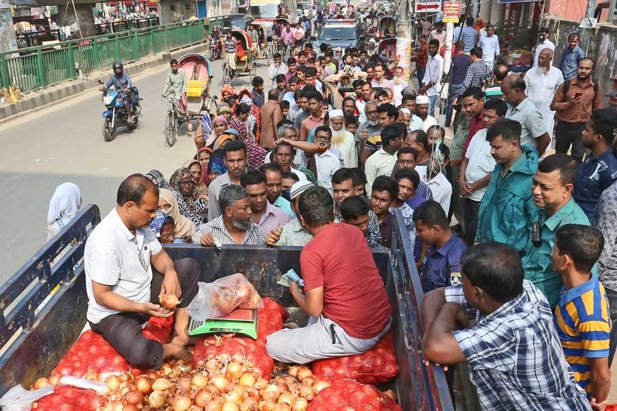 Customers scramble to buy subsidised onion at a TCB sales point at Shantinagar in Dhaka city, December 4, 2019—FE photo