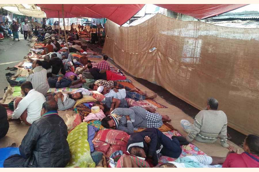 Khulna Platinum Jute Mills workers observing the hunger strike unto death programme for the second consecutive day in front of the mill gate on Monday 	— FE Photo
