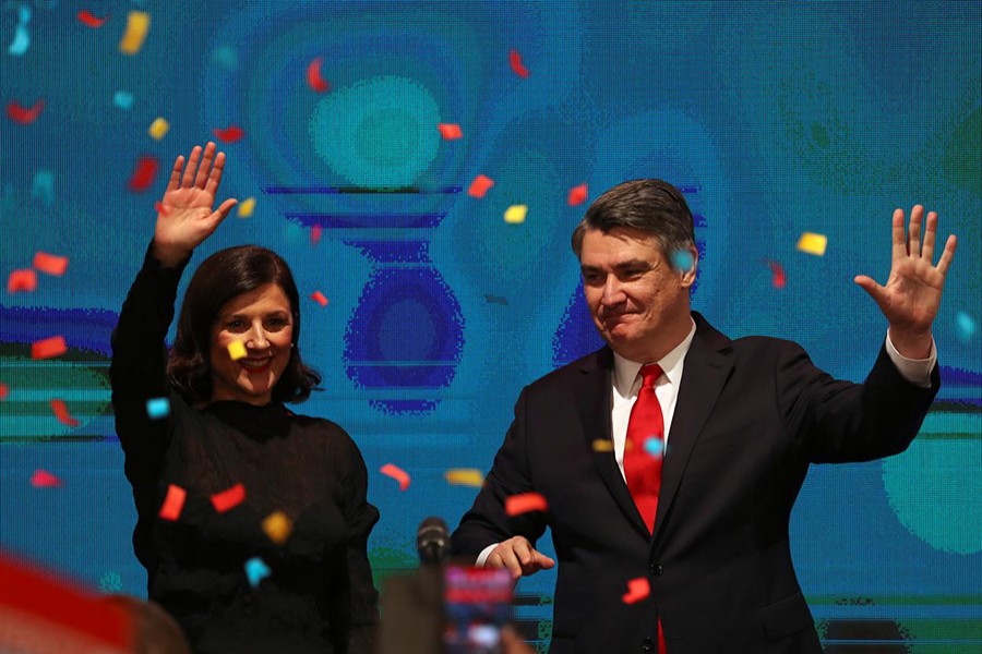 Zoran Milanovic waves next to his wife after first results were announced during the run-off of Croatia's presidential election in Zagreb, Croatia on January 5, 2020 — Reuters photo